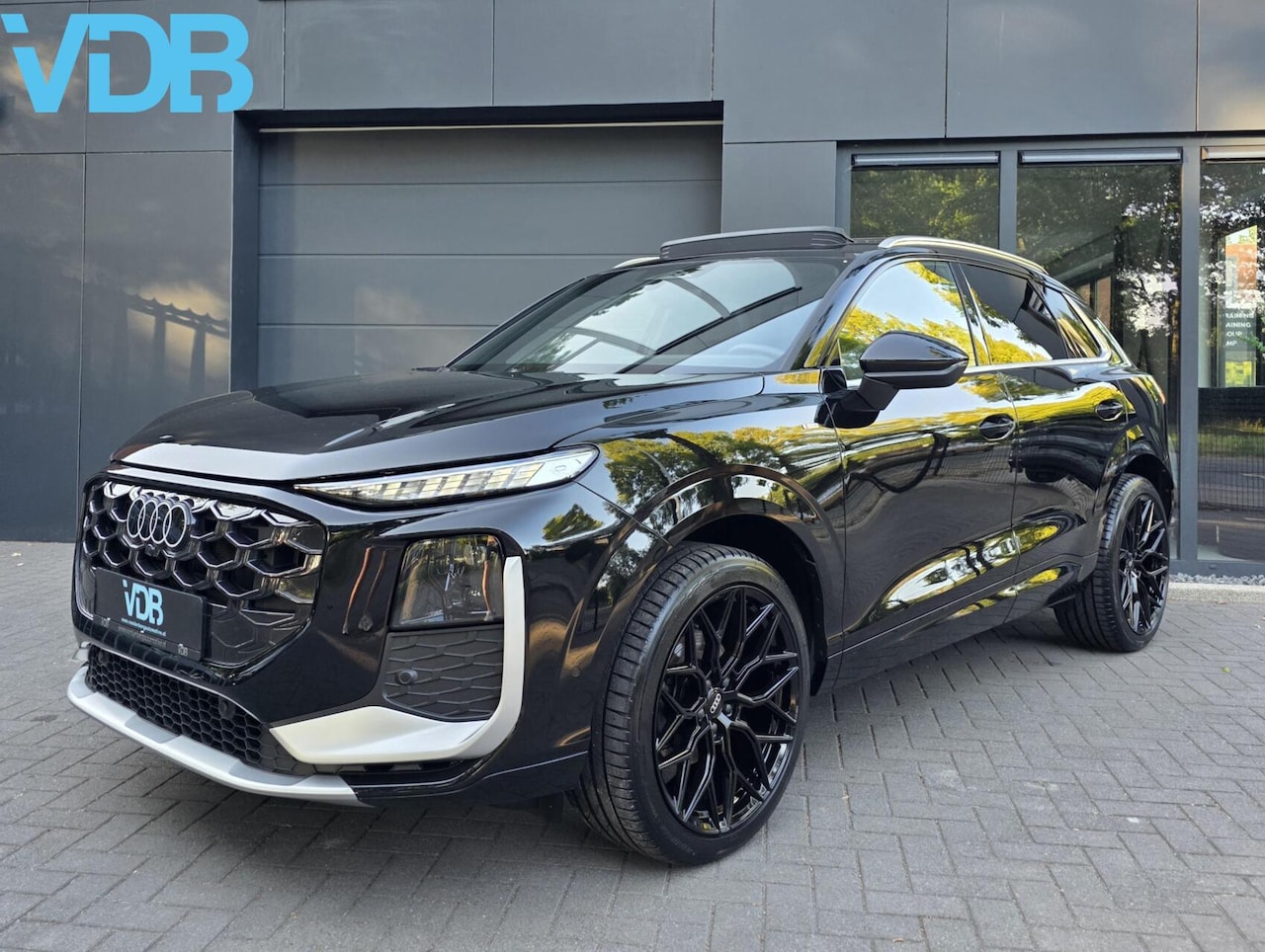 Audi Q3 - 35 TFSI S-Line PANO SFEER LEDER MATRIX BOMVOL BTW!! - AutoWereld.nl