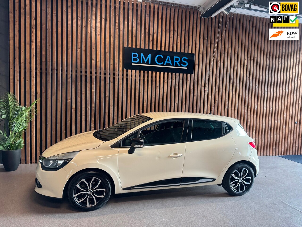 Renault Clio - 0.9 TCe Expression Airco, Navigatie , Cruise control - AutoWereld.nl