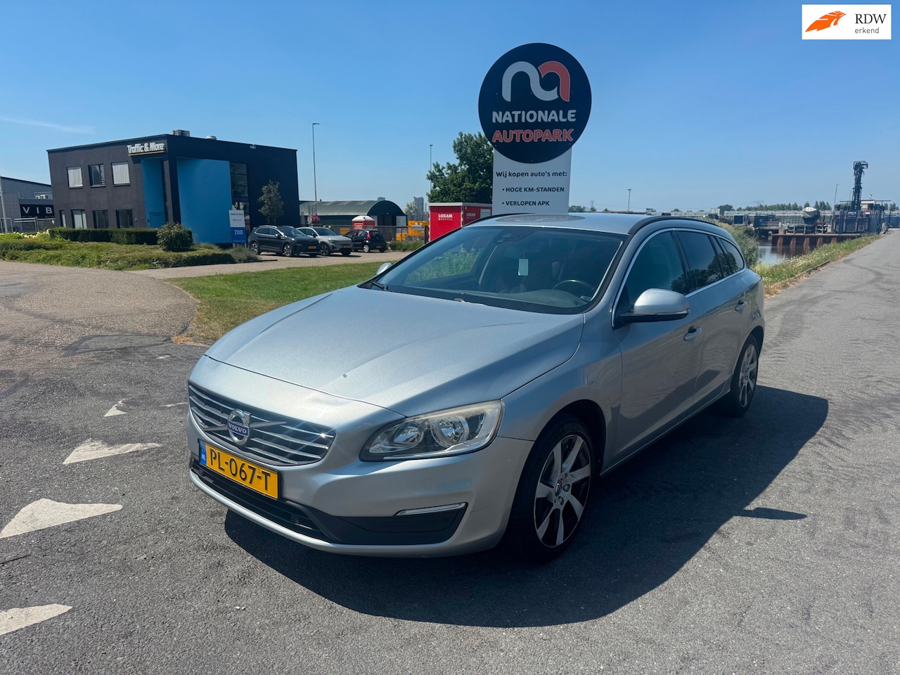 Volvo V60 - 2015 * 2.0 D3 R-Design * AUTOMAAT * 150PK * TOP CAR ! - AutoWereld.nl