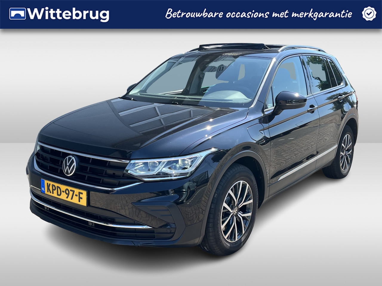Volkswagen Tiguan - 1.4 TSI eHybrid Life / AUTOMAAT/ PANO/ TREKHAAK/ PARK.SENSOR.V+A/ CAMERA/ STUUR+STOELVERWA - AutoWereld.nl