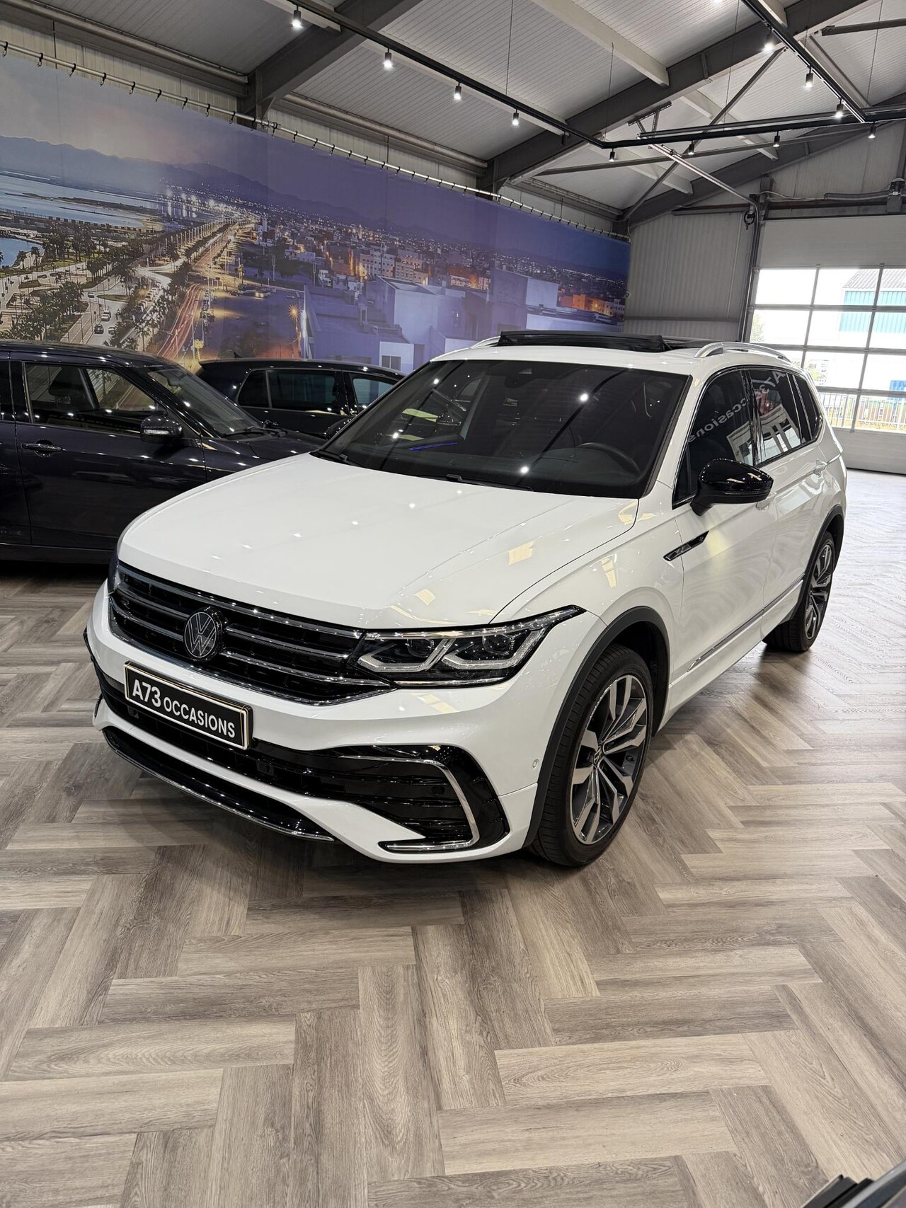 Volkswagen Tiguan - 2.0 TSI 4Motion Rline NAVI/ELEKTRISCHE STOELEN /245PK/PANO/7ZITS - AutoWereld.nl