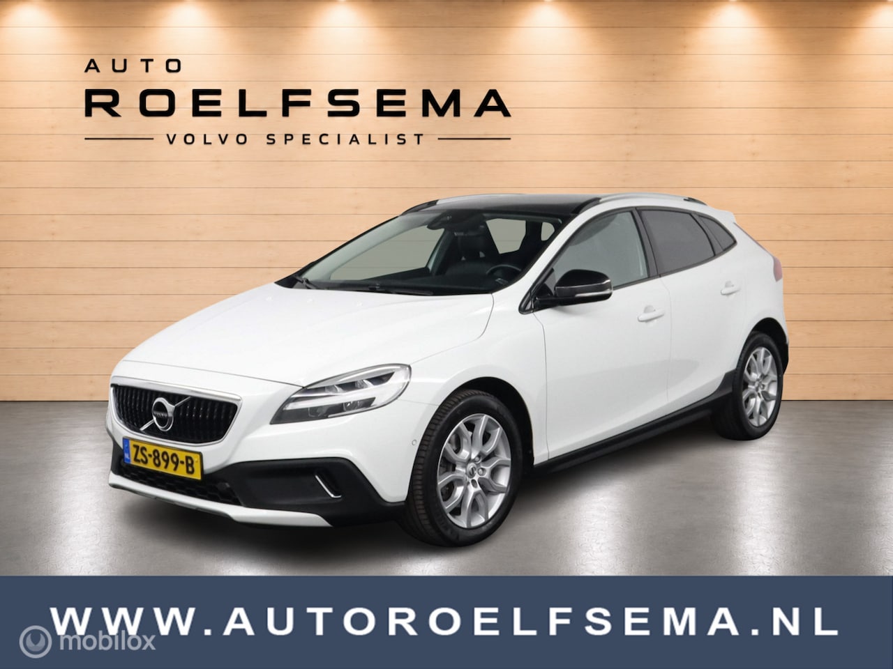 Volvo V40 Cross Country - 1.5 T3 Polar+ Luxury | Panoaramdak | Keyless | Verwarmbare voorstoelen | Lederen bekleding - AutoWereld.nl