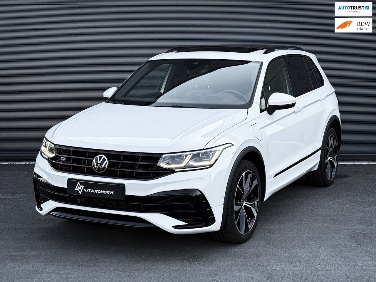 Volkswagen Tiguan - 1.4 TSI eHybrid 3X R-Line, 245PK, Pano, ACC, HUD, Stoelverwarming, Sfeerverlichting - AutoWereld.nl