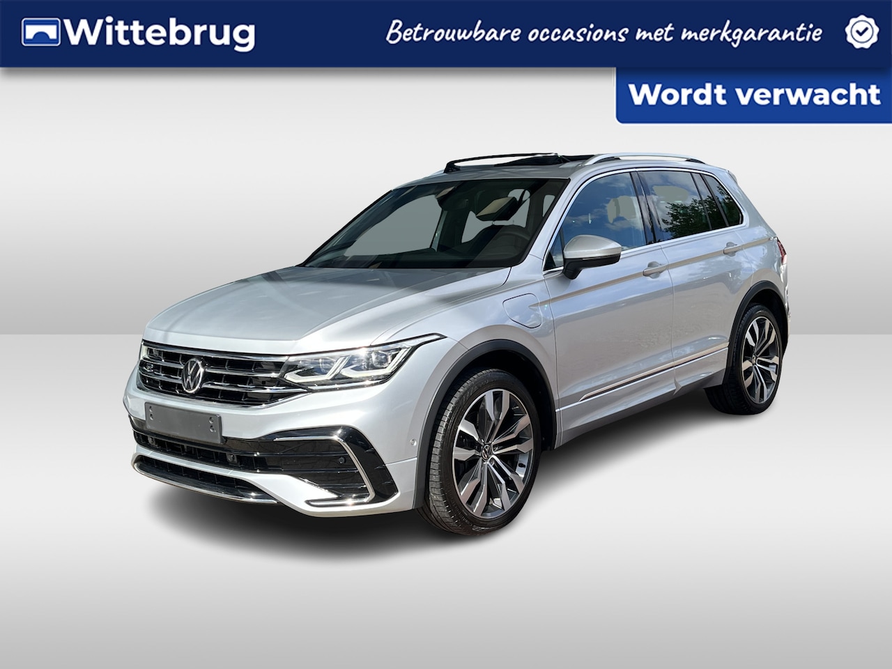Volkswagen Tiguan - 1.4 TSI eHybrid R-Line / AUTOMAAT/ 245 PK/ 2X R-LINE/ PANO/ TREKHAAK/ CAMERA/ KEYLESS/ IQ. - AutoWereld.nl
