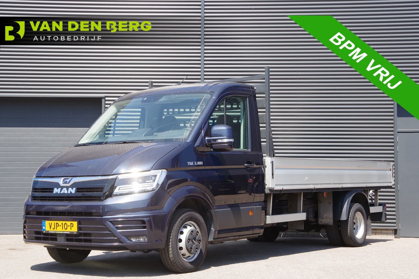 MAN TGE - 3.180 50 2.0 L4 OPEN LAADBAK, N1, AUT. DUBBELLUCHT, 3.5T TREKHAAK, LED, CRUISE, MF STUURWI - AutoWereld.nl