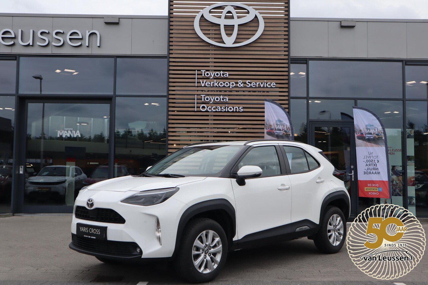 Toyota Yaris Cross - 115 HYBRID DYNAMIC STOEL/STUURVERW PARK-SENSOREN BLIND-SPOT CAMERA AD-CRUISE CLIMA APPLE/A - AutoWereld.nl