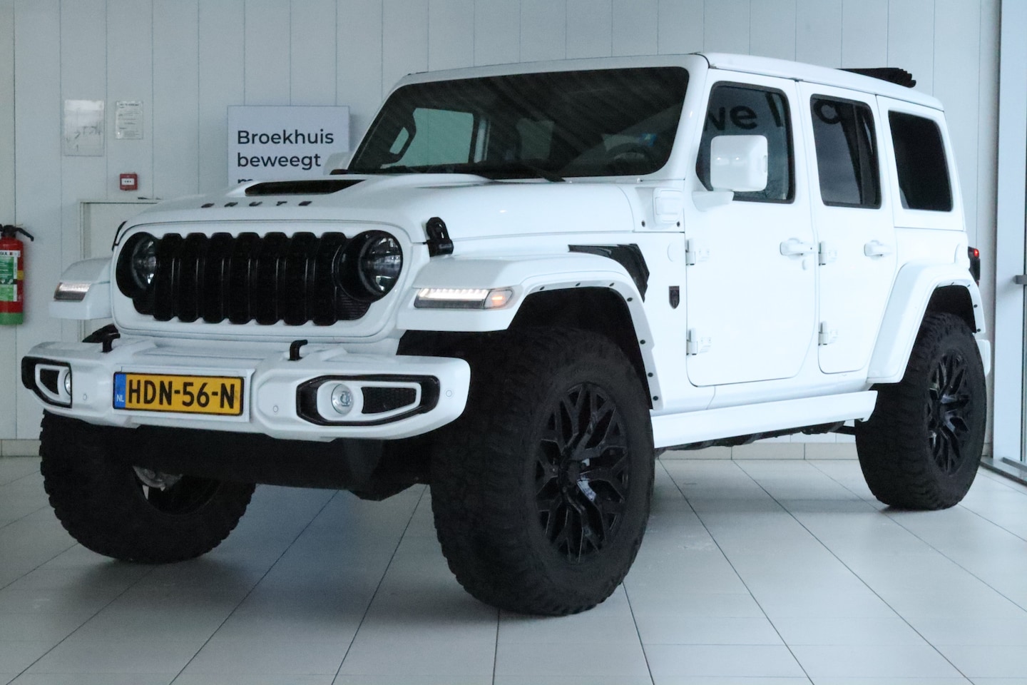 Jeep Wrangler Unlimited - 4xe 380 Sahara BRUTE ''OP AFSPRAAK'' | NL-Auto | BRASS | Skyone | Adaptieve Demping | Adap - AutoWereld.nl