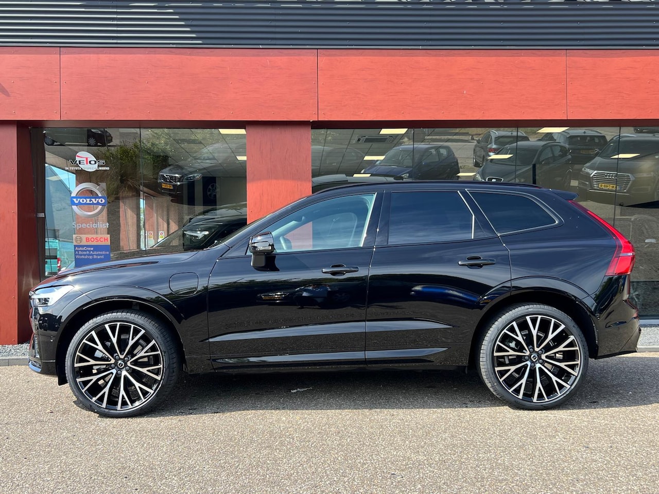 Volvo XC60 - 2.0 T6 Plug-in hybrid AWD Ultra Black Edition | Trekhaak | 22'' LMV | Head-Up | Keyless | - AutoWereld.nl