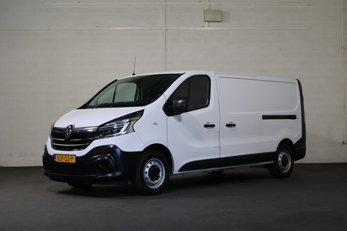 Renault Trafic - 2.0 dCi 120pk L2 H1 2x Schuifdeur Airco Navigatie Trekhaak - AutoWereld.nl