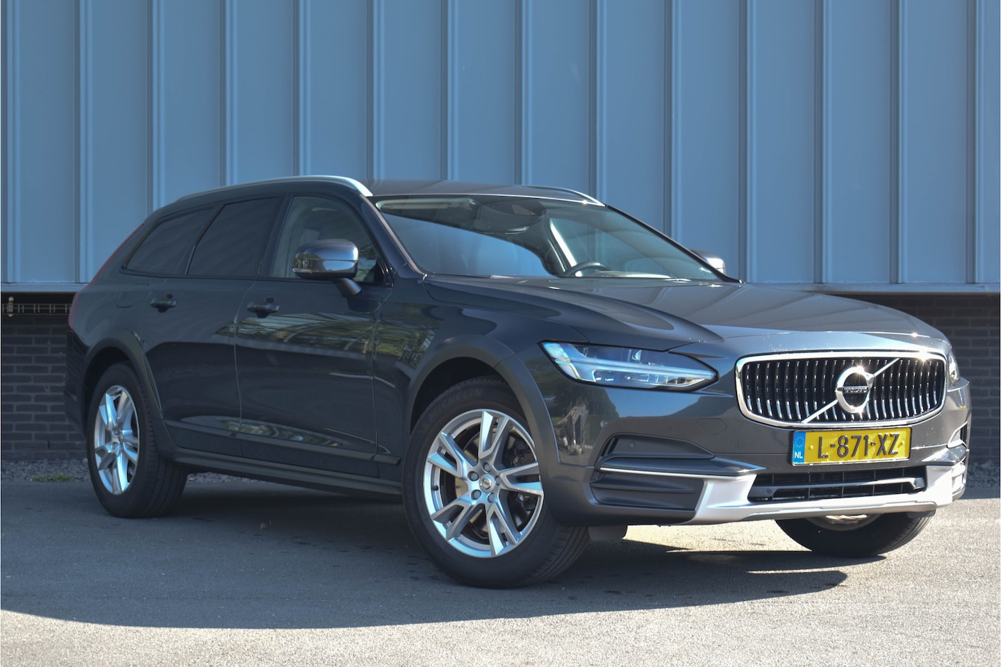 Volvo V90 Cross Country - 2.0 D4 Aut. | Distributie vv | Trekhaak | Carplay | Navi | Stoelverwarming - AutoWereld.nl