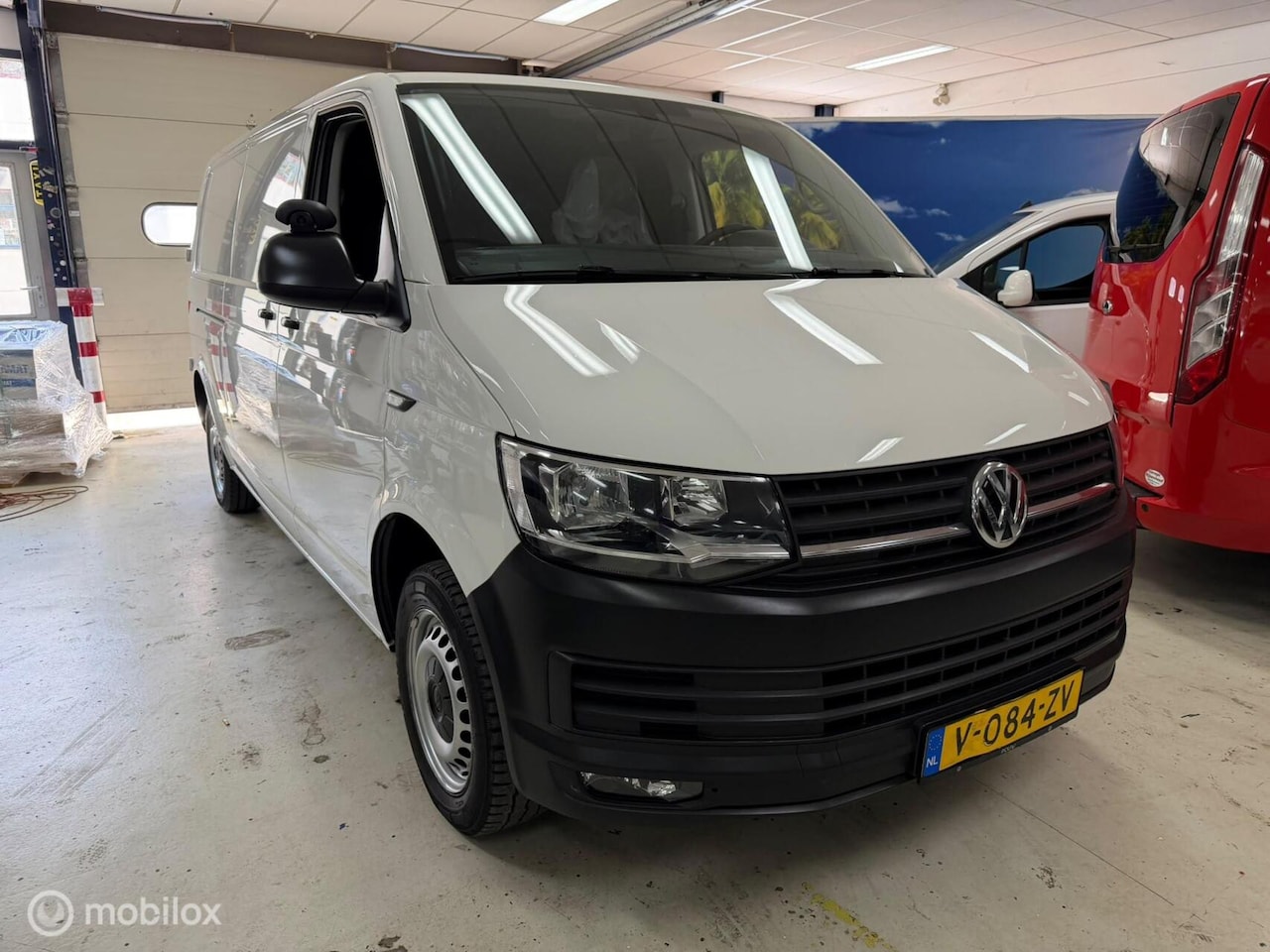 Volkswagen Transporter - 2.0 TDI L2H1 Airco Cruise Navi - AutoWereld.nl