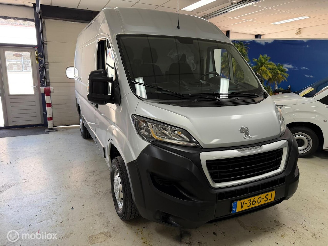 Peugeot Boxer - Bestel 330 2.0 BlueHDI L2H2 Premium Pack - AutoWereld.nl
