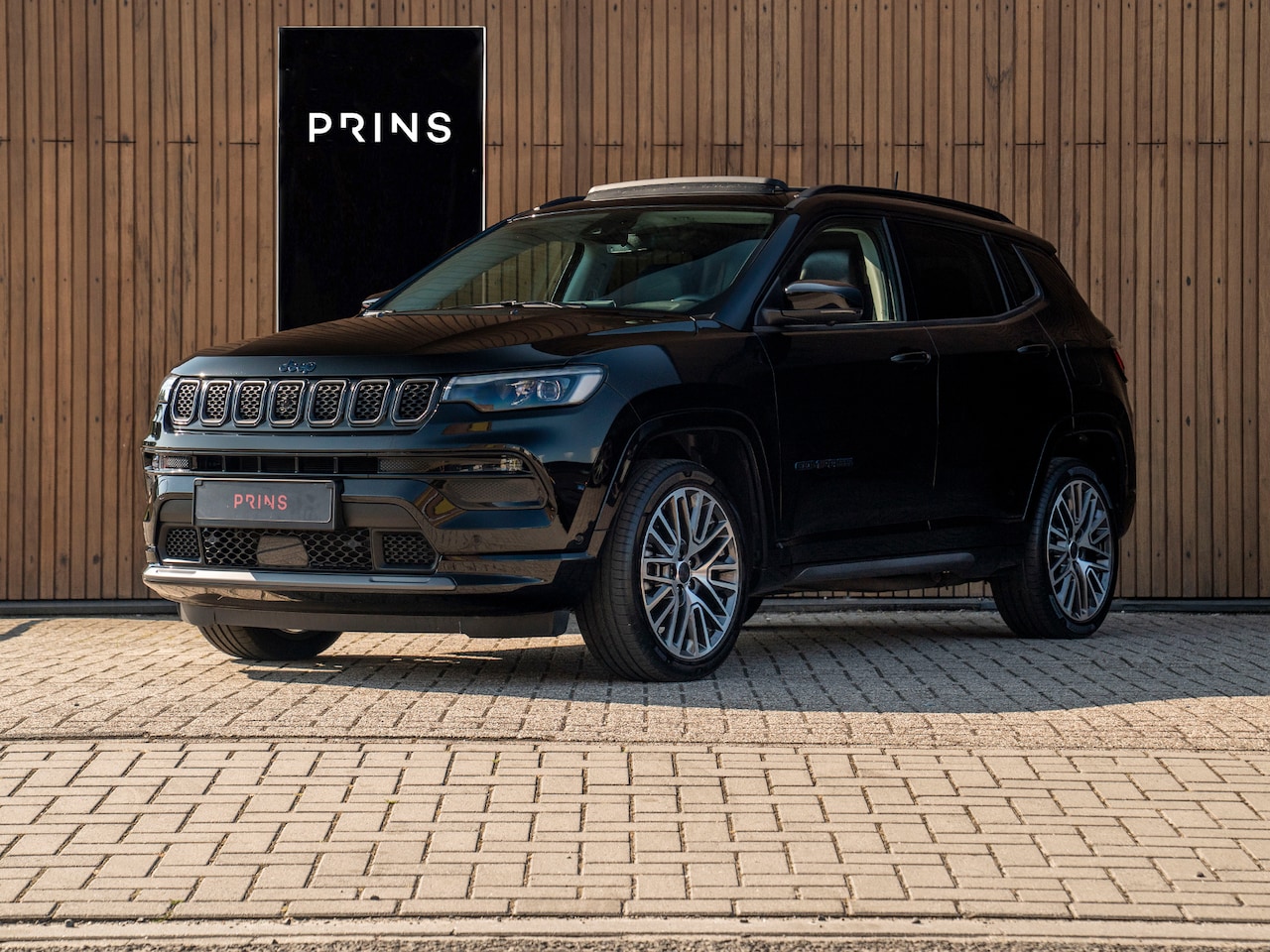 Jeep Compass - 4xe 240 Plug-in Hybrid Electric Summit | Pano-dak | Stoelventilatie | 19 inch - AutoWereld.nl