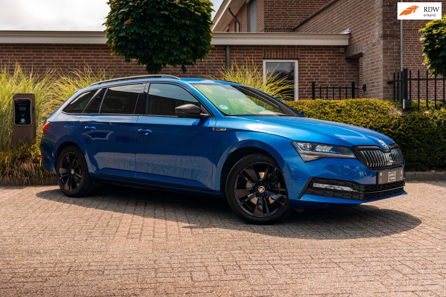 Skoda Superb Combi - 1.4 TSI iV Sportline Business 218 PK Elek.Trekhaak Keyless ACC Camera 18'' - AutoWereld.nl