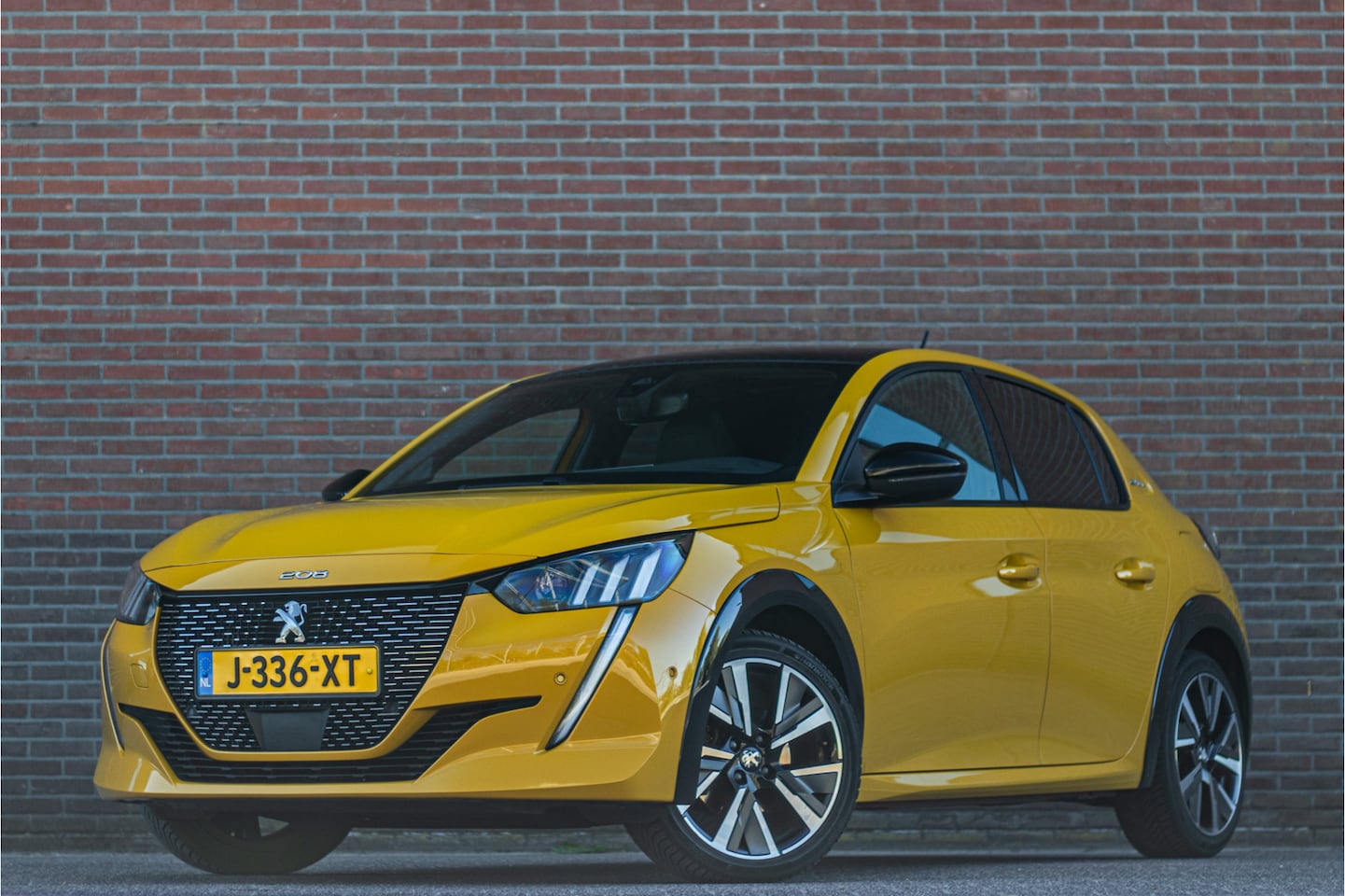 Peugeot 208 - 1.2 PureTech GT-Line 1.2 PureTech GT-Line, 1e eigenaar, Panoramadak, Keyless, Navigatie, Full LED, Camera, DAB+ - AutoWereld.nl
