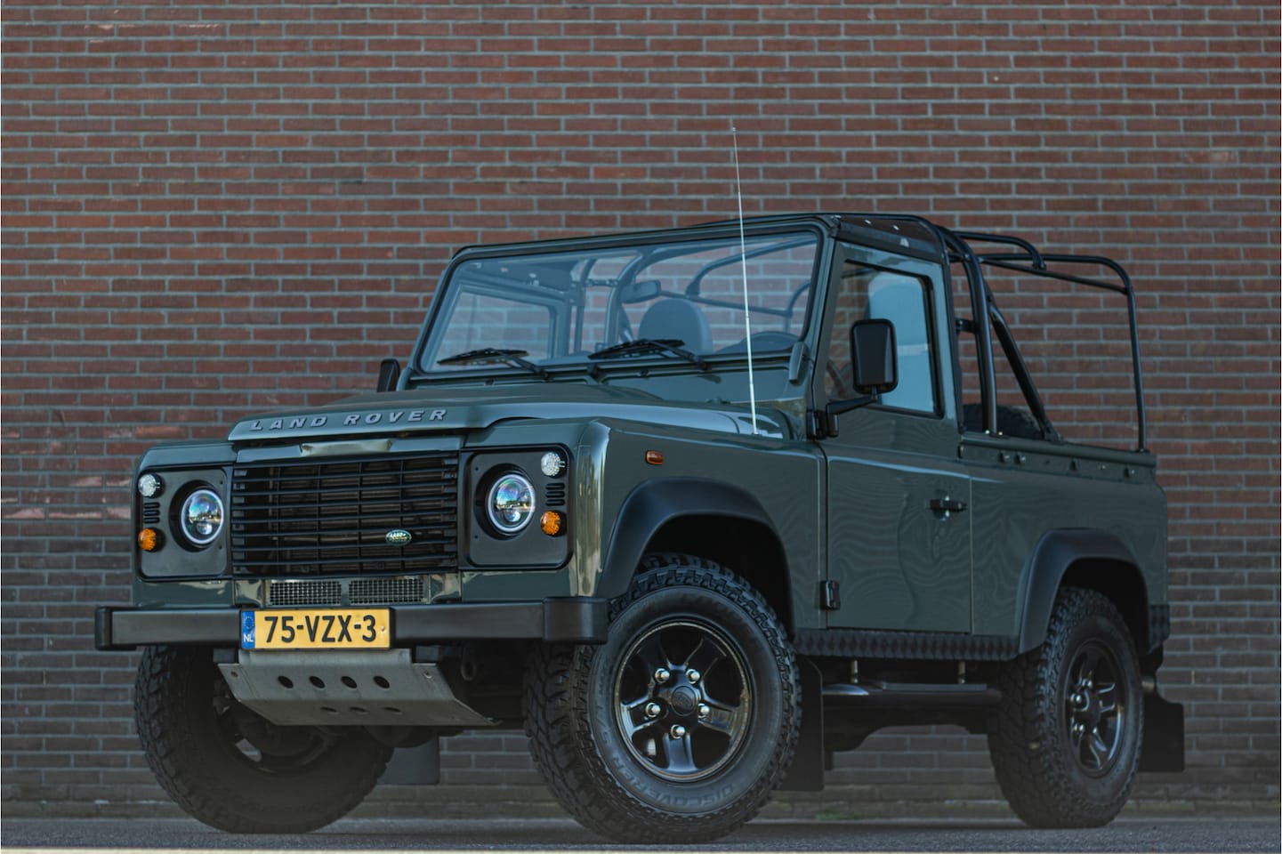 Land Rover Defender 90 - 2.4 TD Soft Top E, 78.000km NAP, Origineel NL, Trekhaak, Elektrische ramen, Radio/CD, Cent - AutoWereld.nl