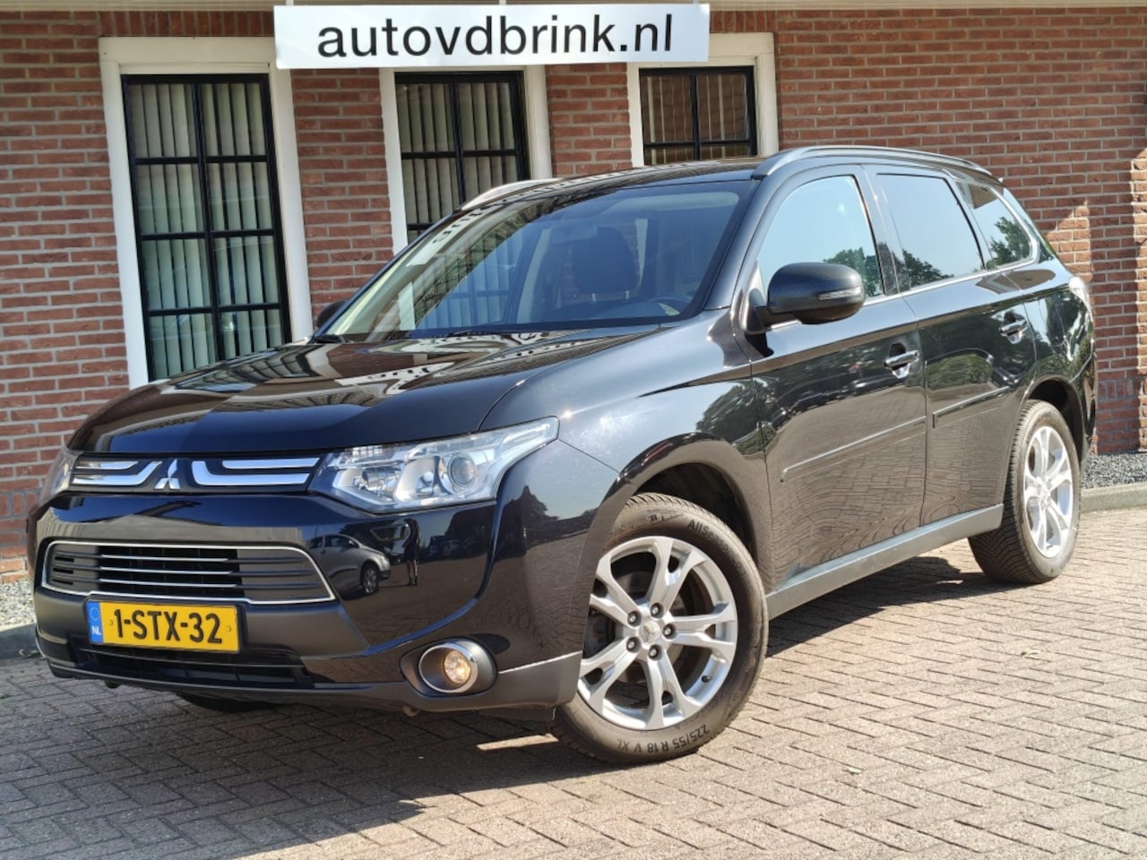 Mitsubishi Outlander - 2.0 Intense 2.0 Intense+, 7 PERS / CAMERA / TREKHAAK / AIRCO - AutoWereld.nl
