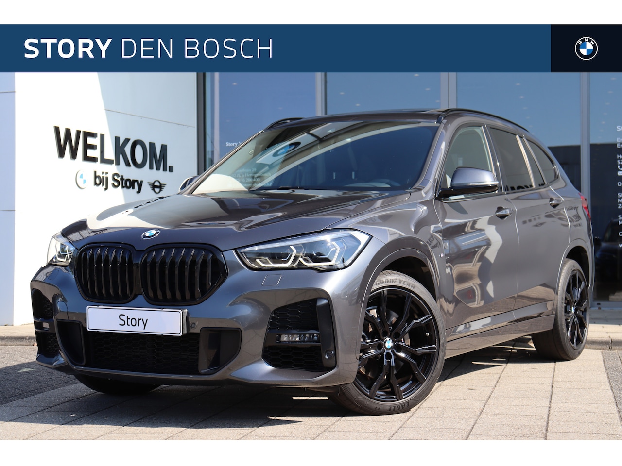 BMW X1 - xDrive20i High Executive M Sport Automaat / Panoramadak / Trekhaak / Sportstoelen / Achter - AutoWereld.nl