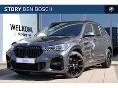 BMW X1 - xDrive20i High Executive M Sport Automaat / Panoramadak / Trekhaak / Sportstoelen / Achter