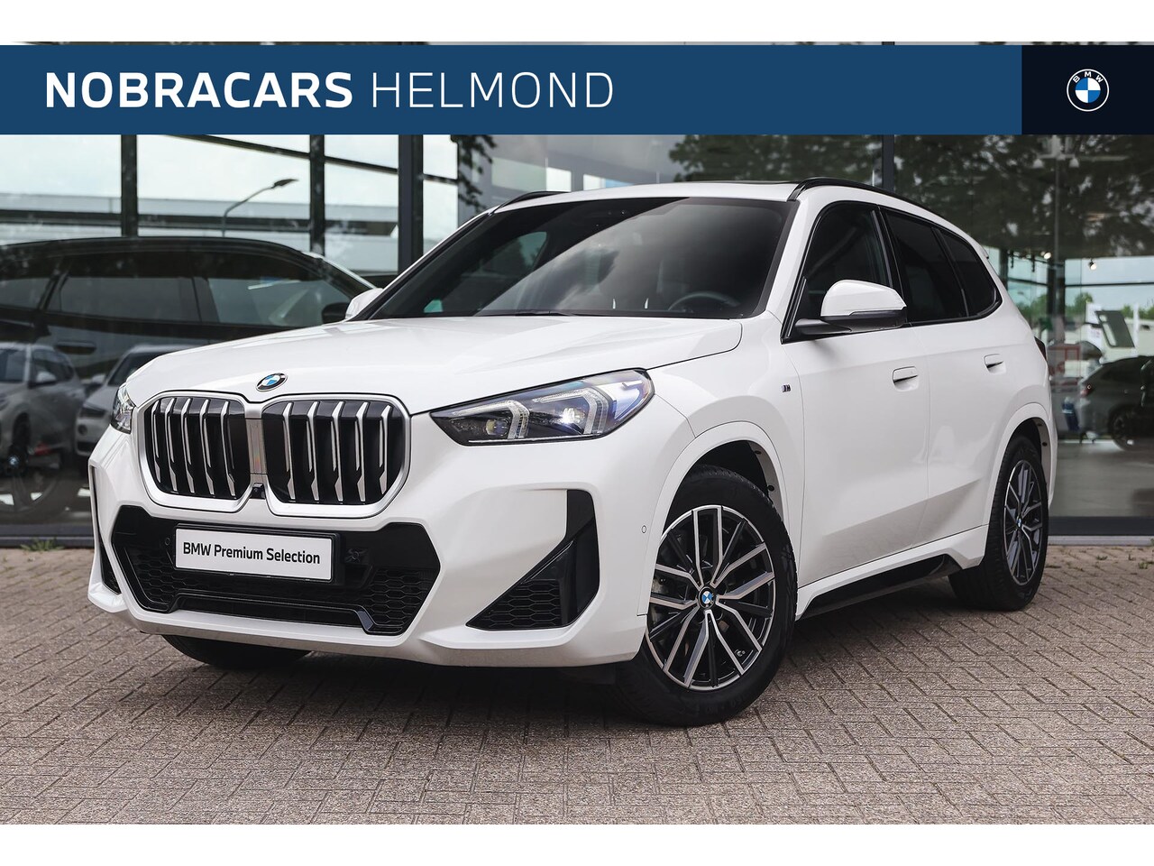 BMW X1 - xDrive23i M Sport Automaat / Panoramadak / Trekhaak / Sportstoelen / M Adaptief onderstel - AutoWereld.nl