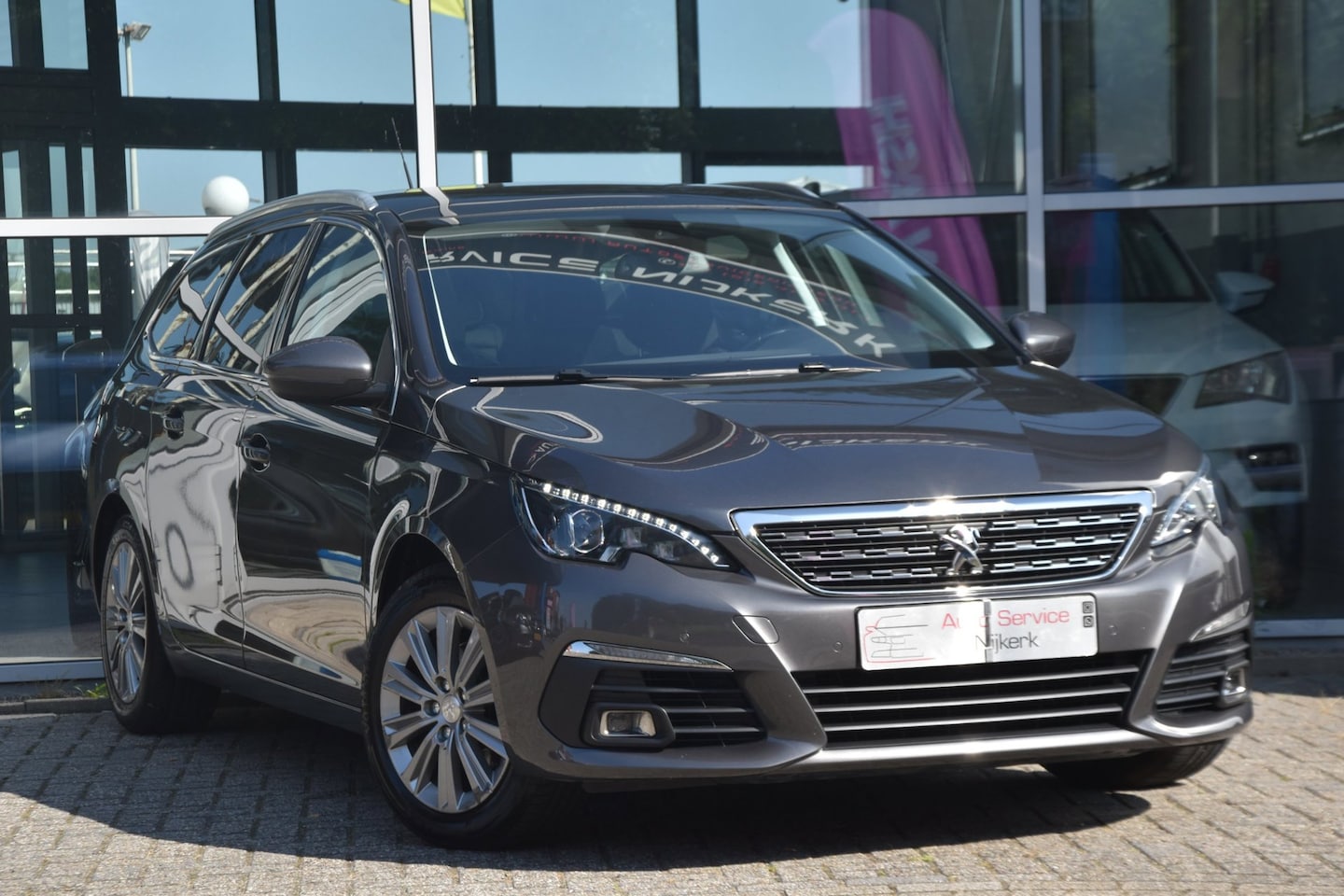 Peugeot 308 SW - 1.2 PureTech Blue Lease Premium Airco Nieuwe riem Leder Pano. dak Trekhaak Line assistent - AutoWereld.nl