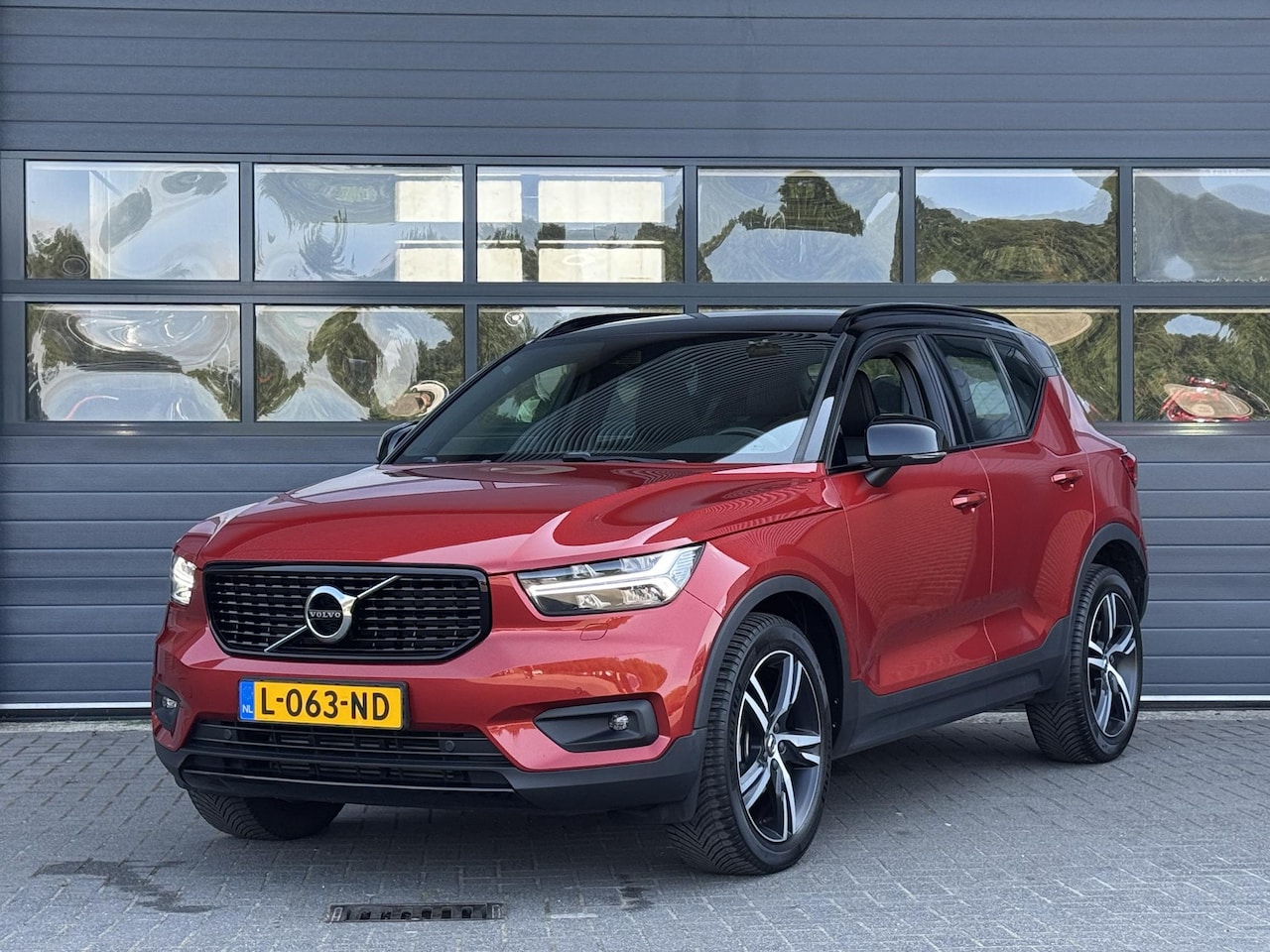 Volvo XC40 - 1.5 T3 R-DESIGN I WINTERPAKKET I HARMAN KARDON I P-CAMERA I LEDEREN BEKLEDING - AutoWereld.nl