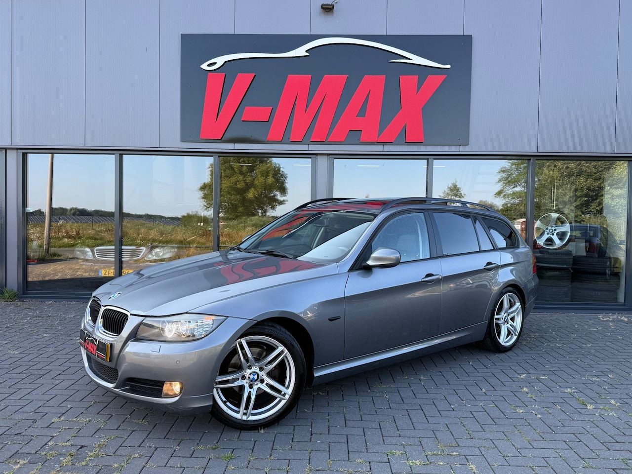 BMW 3-serie - 318i 2.0 AUT Xenon Leder NaviProf Panorama Trekhaak - AutoWereld.nl
