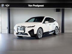 BMW iX - xDrive50 Sport Edition 112 kWh | Sky Lounge | Harman Kardon | Stroelverwarming | Achteruit