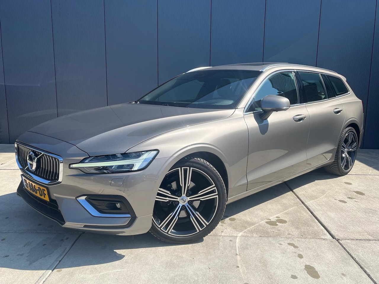 Volvo V60 - 2.0 D4 Inscription | Adaptive Cruise Control | Elek. Trekhaak | Memory | Nappa Lederen Bek - AutoWereld.nl