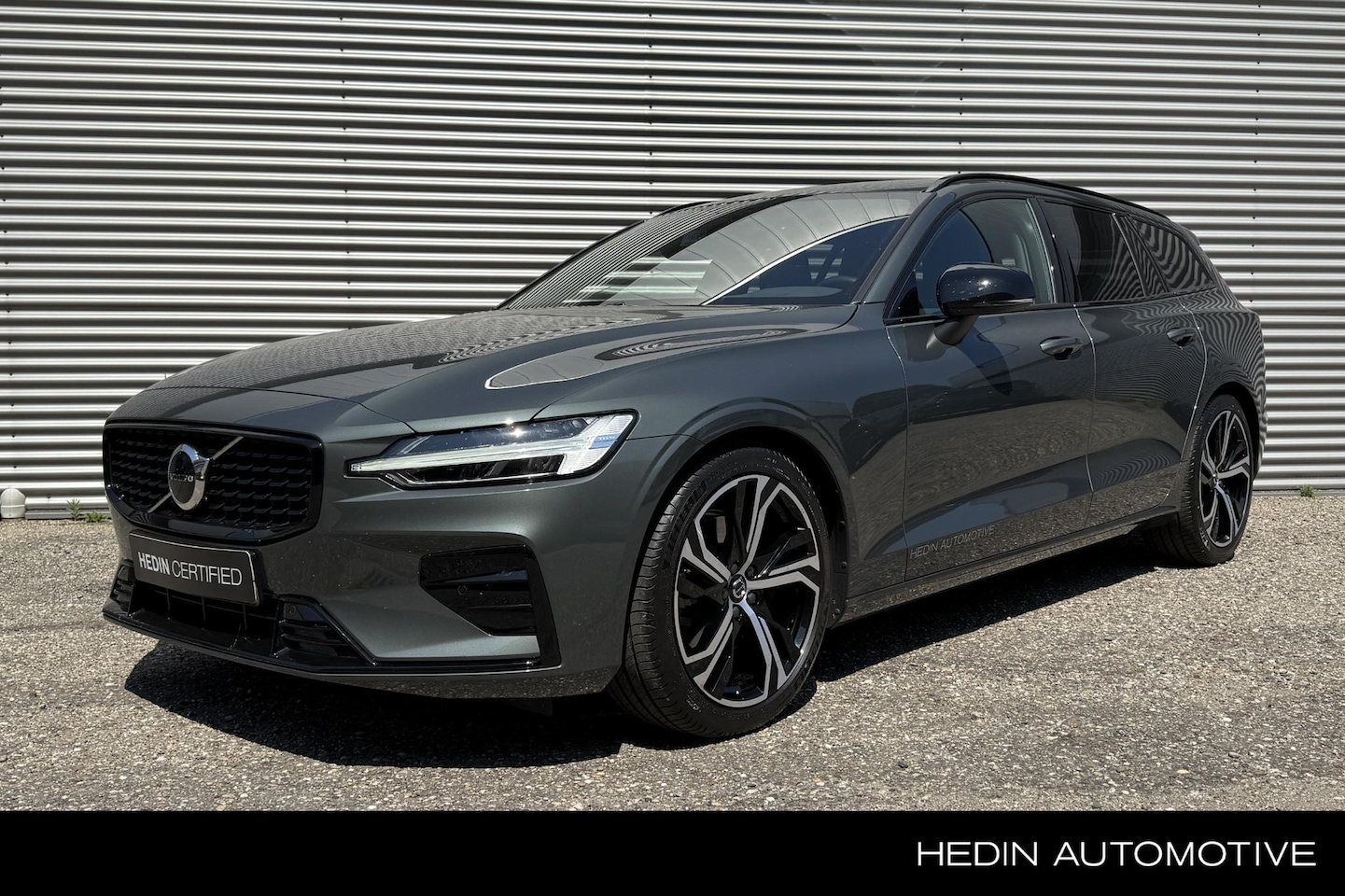 Volvo V60 - B4 Plus Dark | Adaptive Cruise | BLIS | 19 inch LM | Gelaagd Glas | Donker Glas | Power Se - AutoWereld.nl