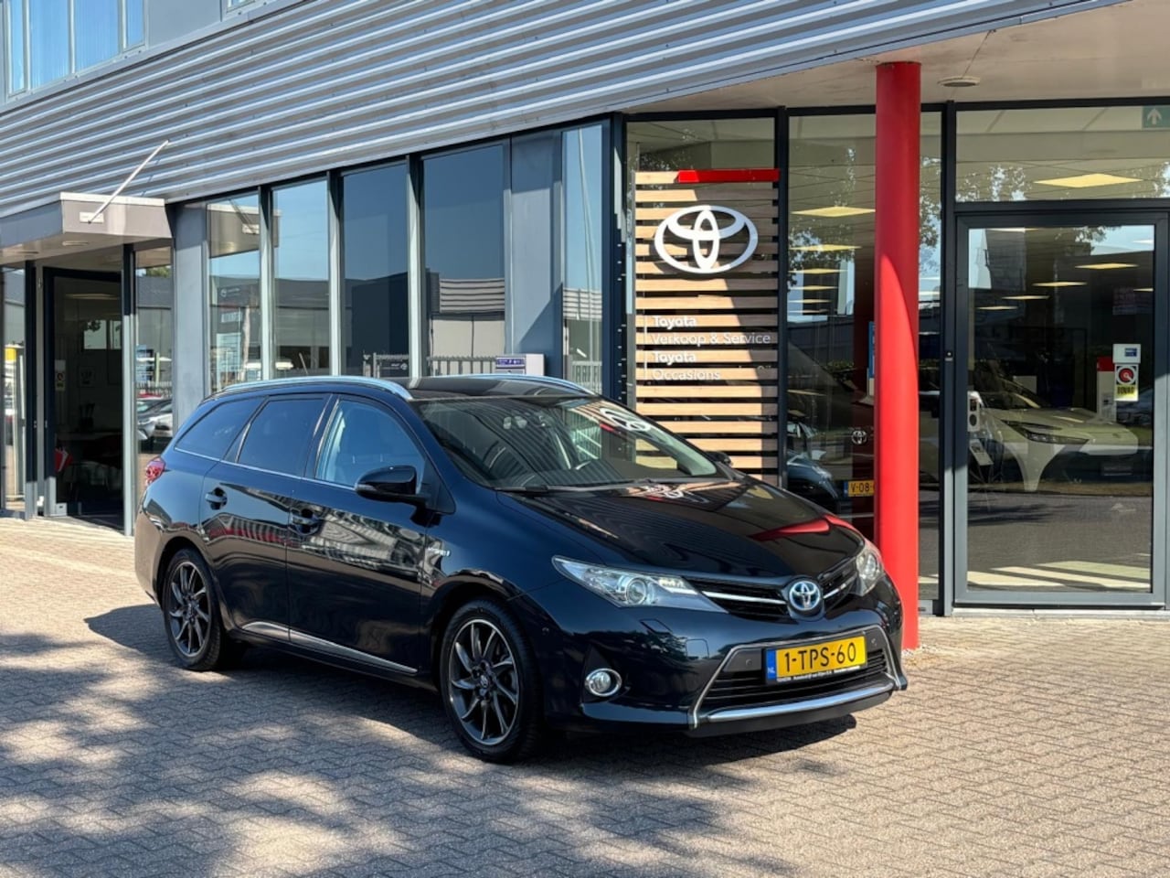 Toyota Auris Touring Sports - 1.8 Hybrid Lease+ | Automaat | Nav | Pano-dak | A. camera | PDC V+A | StoelVW | Goed onder - AutoWereld.nl