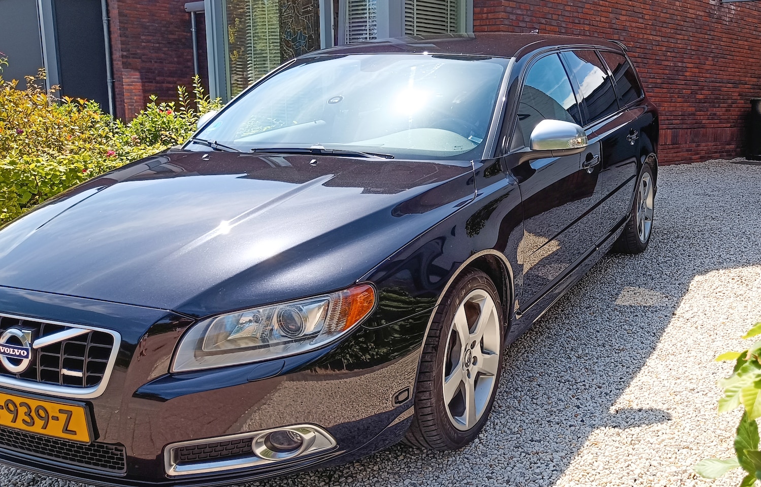 Volvo V70 - 2.5T R-Design Betreft 2.5FT R-design. Laatste 5 cylinder geïmporteerd door Volvo garage uit Zweden. - AutoWereld.nl