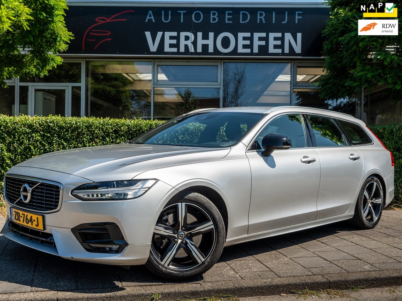 Volvo V90 - 2.0 T4 R-DESIGN SPORT | APPLE CARPLAY | HARMAN KARDON AUDIO | MEMORY SEATS | TREKHAAK | LE - AutoWereld.nl