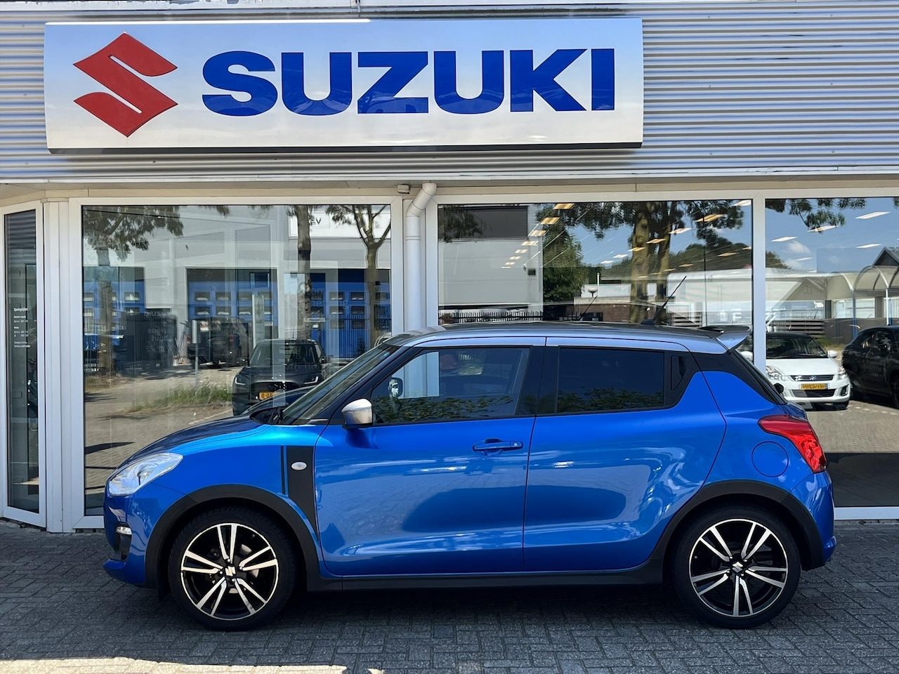 Suzuki Swift - 1.2 DualJet 90pk Sportline Dealer Onderhouden (RIJKLAARPRIJS) Tot 10 jaar Suzuki Garantie* - AutoWereld.nl