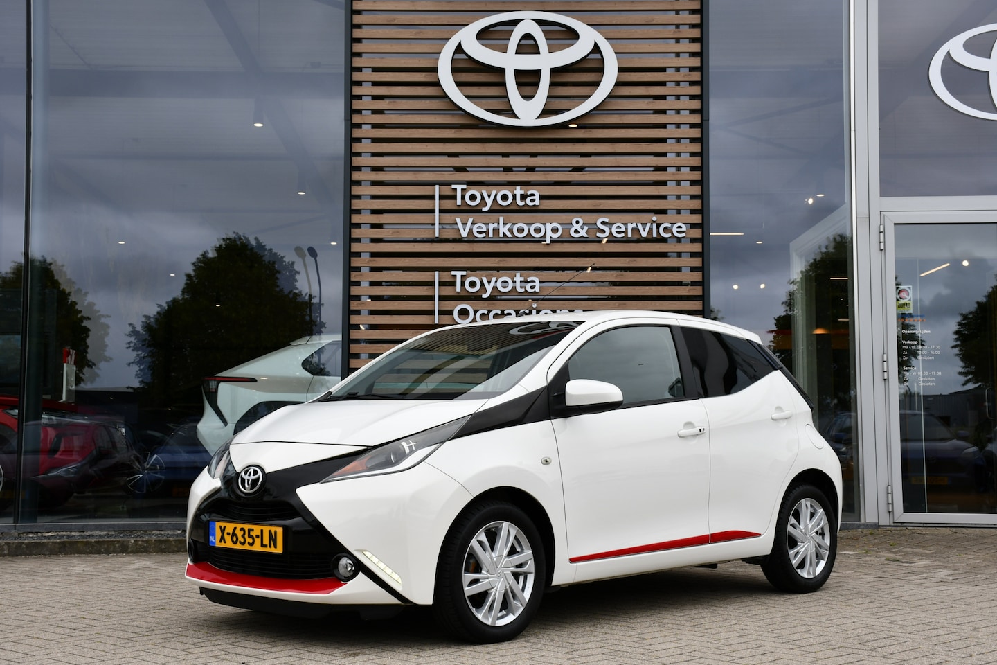 Toyota Aygo - 1.0 VVT-i x-cite Automaat 5-deurs 69pk | Keyless | Lichtmetalen velgen | Climate Control | - AutoWereld.nl