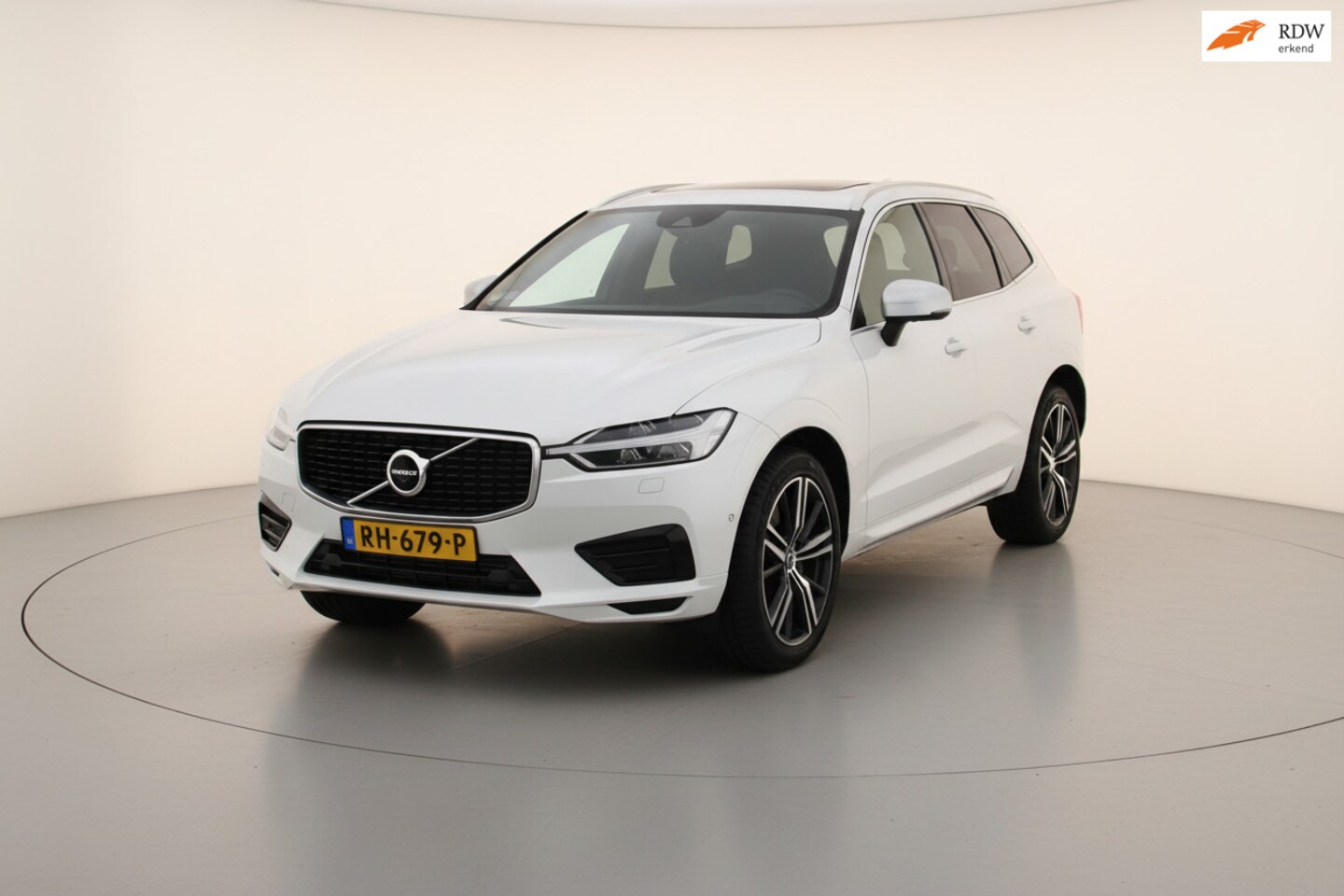 Volvo XC60 - 2.0 T8 Twin Engine AWD R-Design PANO TREKHAAK NAP! - AutoWereld.nl