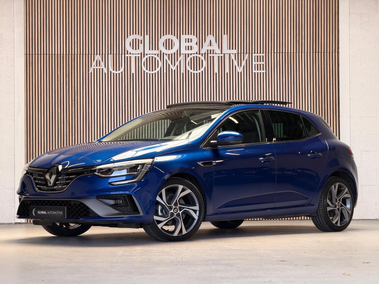 Renault Mégane E-Tech - Estate 1.6 Plug-In Hybrid 160 R.S. Line - PANORAMADAK - ALCANTARA - AutoWereld.nl