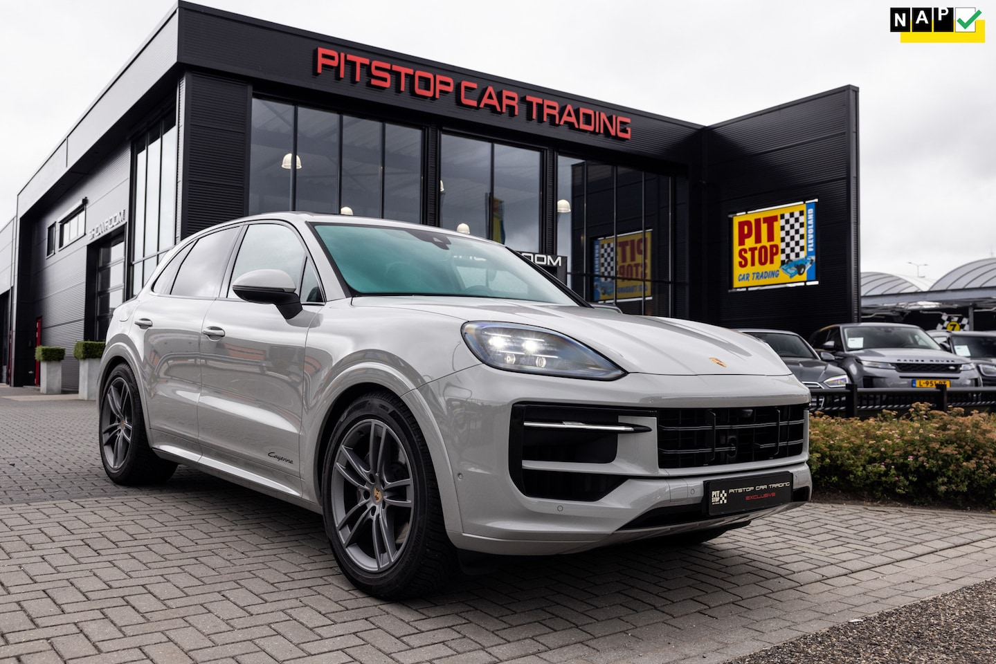 Porsche Cayenne - 3.0 E-Hybrid 3.0 E-Hybrid, Passenger display, *Krijt*, MY2024, Krijt! - AutoWereld.nl