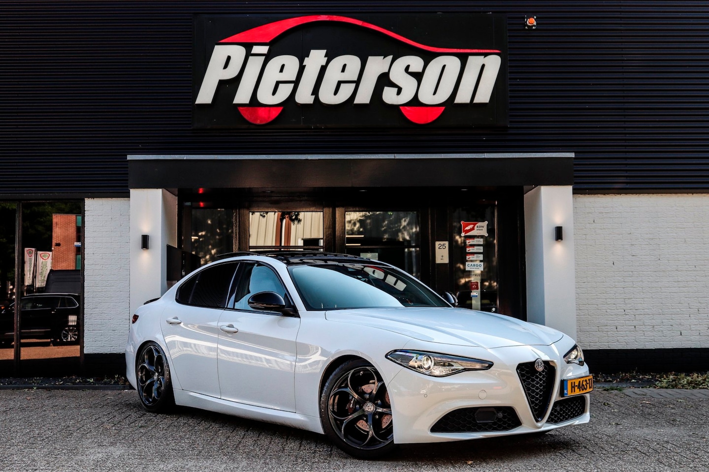Alfa Romeo Giulia - 2.0T VELOCE SQUADRA 330PK TREKHAAK PANO - AutoWereld.nl