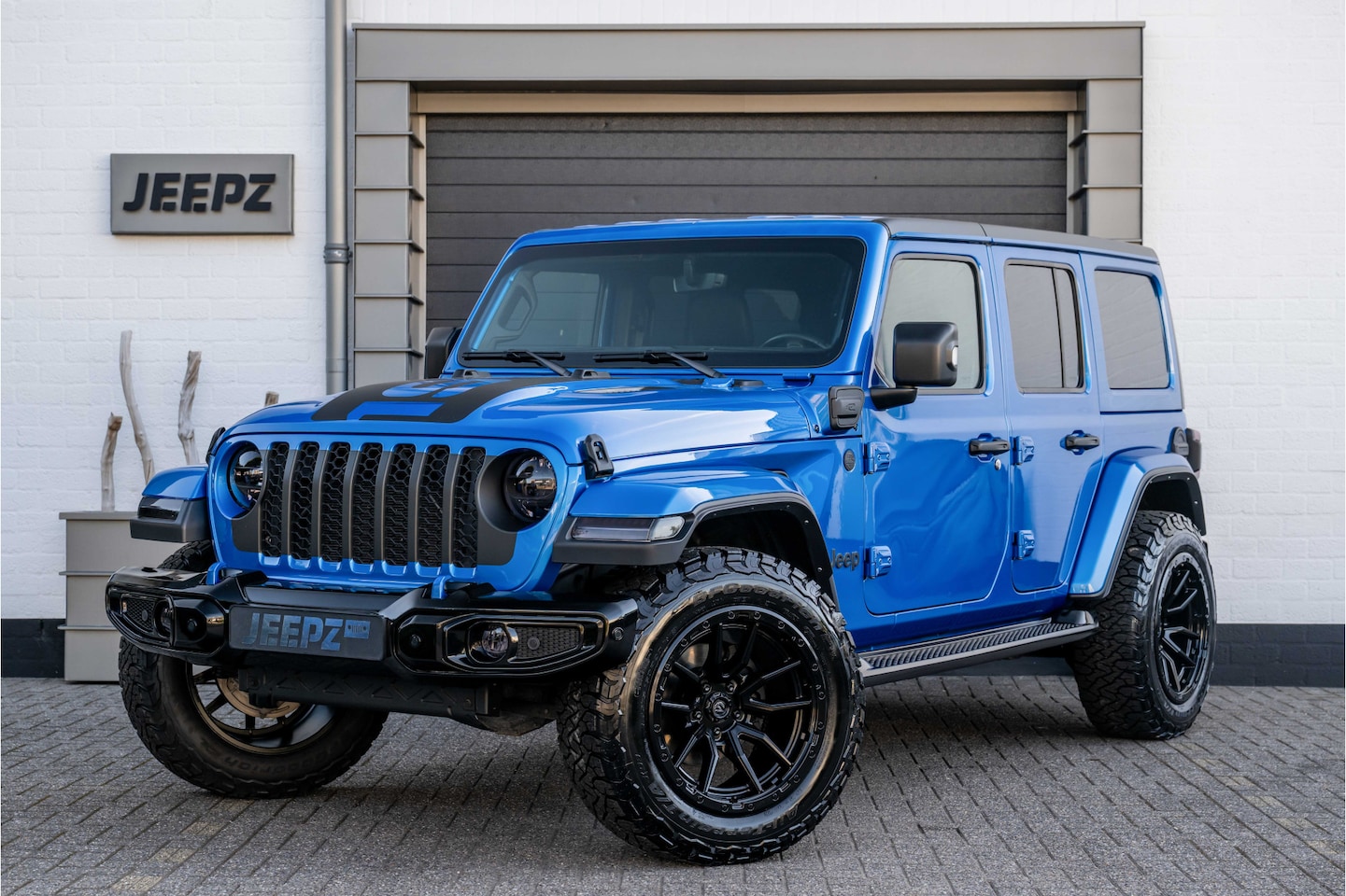 Jeep Wrangler Unlimited - 4xe 380 Sahara 22" Black Rhino lmv - Jeepz Edition - AutoWereld.nl