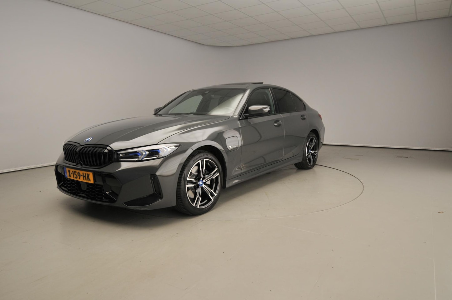 BMW 3-serie - 320e | M-Sportpakket | LED | Navigatie | Active cruise | Schuifdak | Sportstoelen | DAB | - AutoWereld.nl