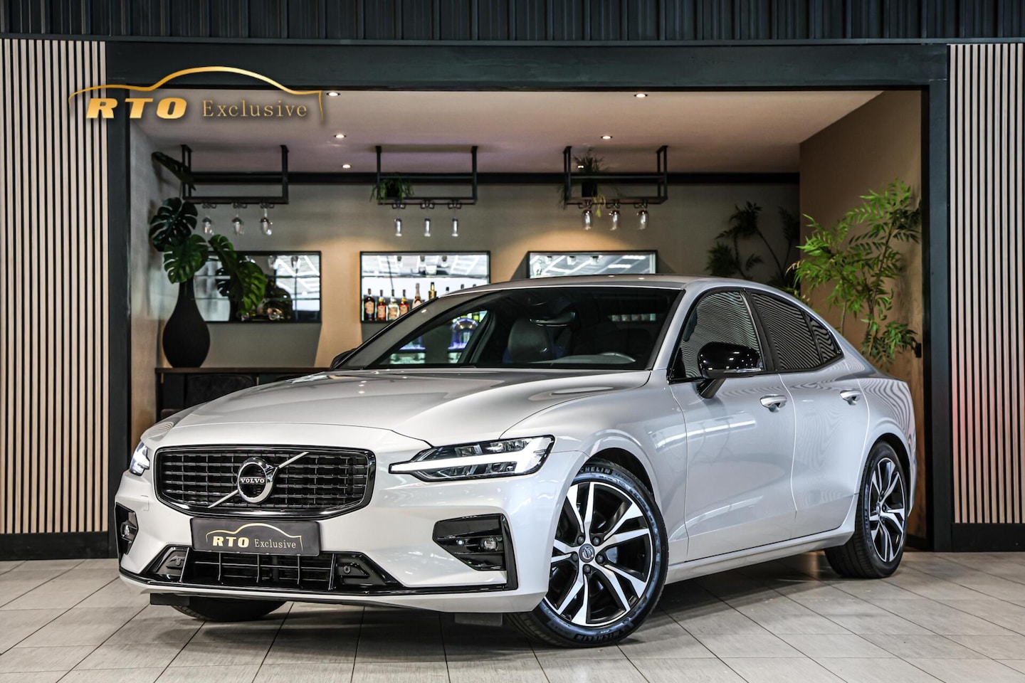 Volvo S60 - 2.0 B4 R-Design|H&K|Leer|Trekhaak|Carplay|ACC|ECC| - AutoWereld.nl