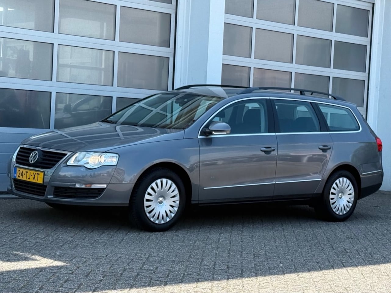 Volkswagen Passat - 1.6 FSI Comfortline 6-Bak Clima Cruise Pdc Trekhaak NL-auto! - AutoWereld.nl