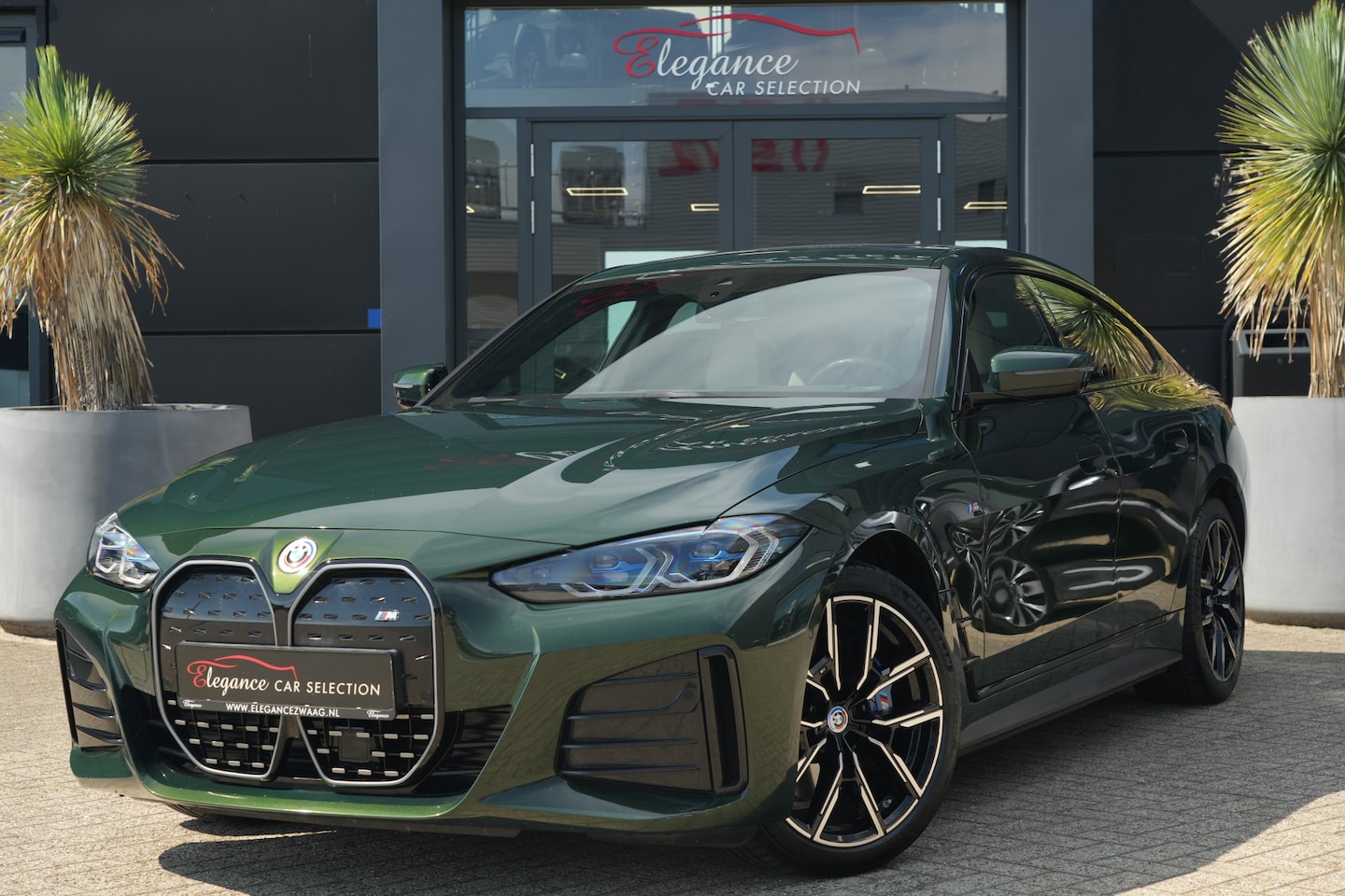 BMW i4 - eDrive40 High Executive M-Sport Pro 84 kWh 340pk Panoramadak/Trekhaak/Camera - AutoWereld.nl