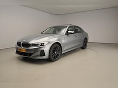 BMW 3-serie - Sedan 330e | LED | HUD | Schuifdak | Stoelverwarming | Surround view | DAB | Alu 18 inch