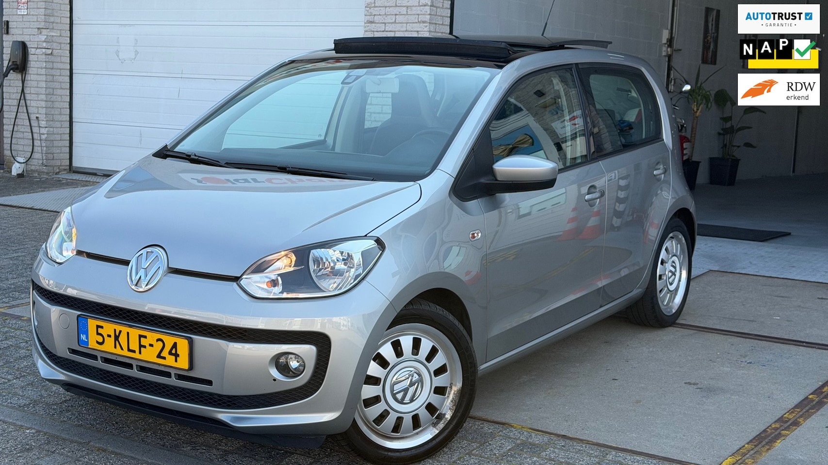 Volkswagen Up! - 1.0 high up! BlueMotion/ 5drs/ nap/ 2e EIG/ dealeronderhouden/ 1jaar apk/ pano/ airco/ EL- - AutoWereld.nl