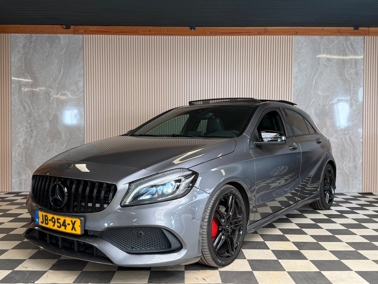 Mercedes-Benz A-klasse - 180 Ambition AMG Pano/Trekhaak/Cruise Control/Airco - AutoWereld.nl