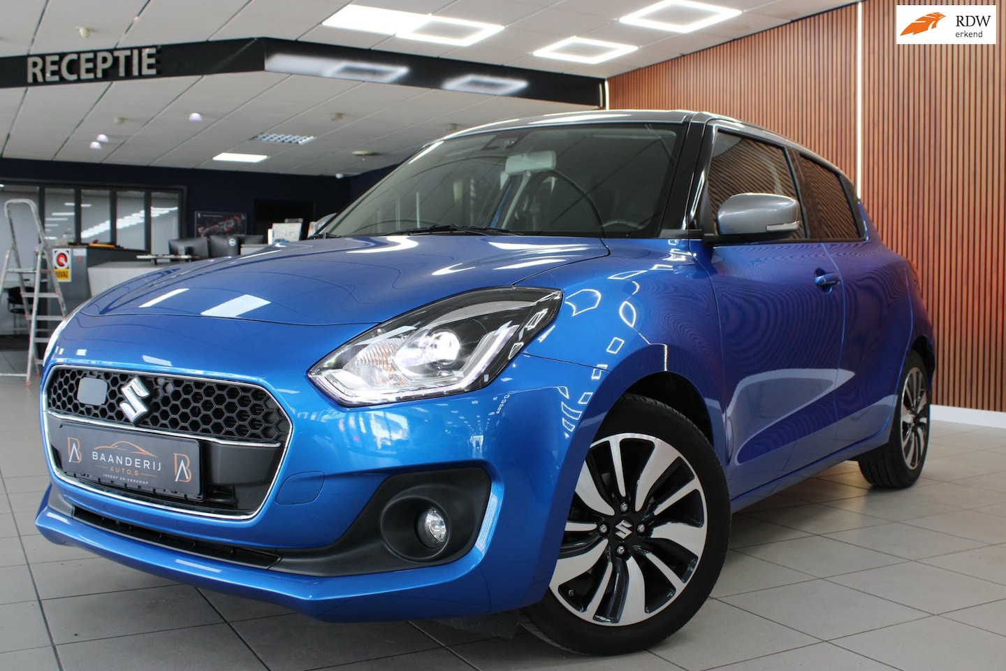 Suzuki Swift - 1.0 Stijl Automaat | Airco | Cruise Control | Navi | Parkeersenoren & Camera - AutoWereld.nl