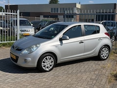 Hyundai i20 - 1.2i Business Edition 5 deurs NL AUTO NAP 2e eigenaar l NAVI l PDC l AIRCO ECC l MTF-stuur