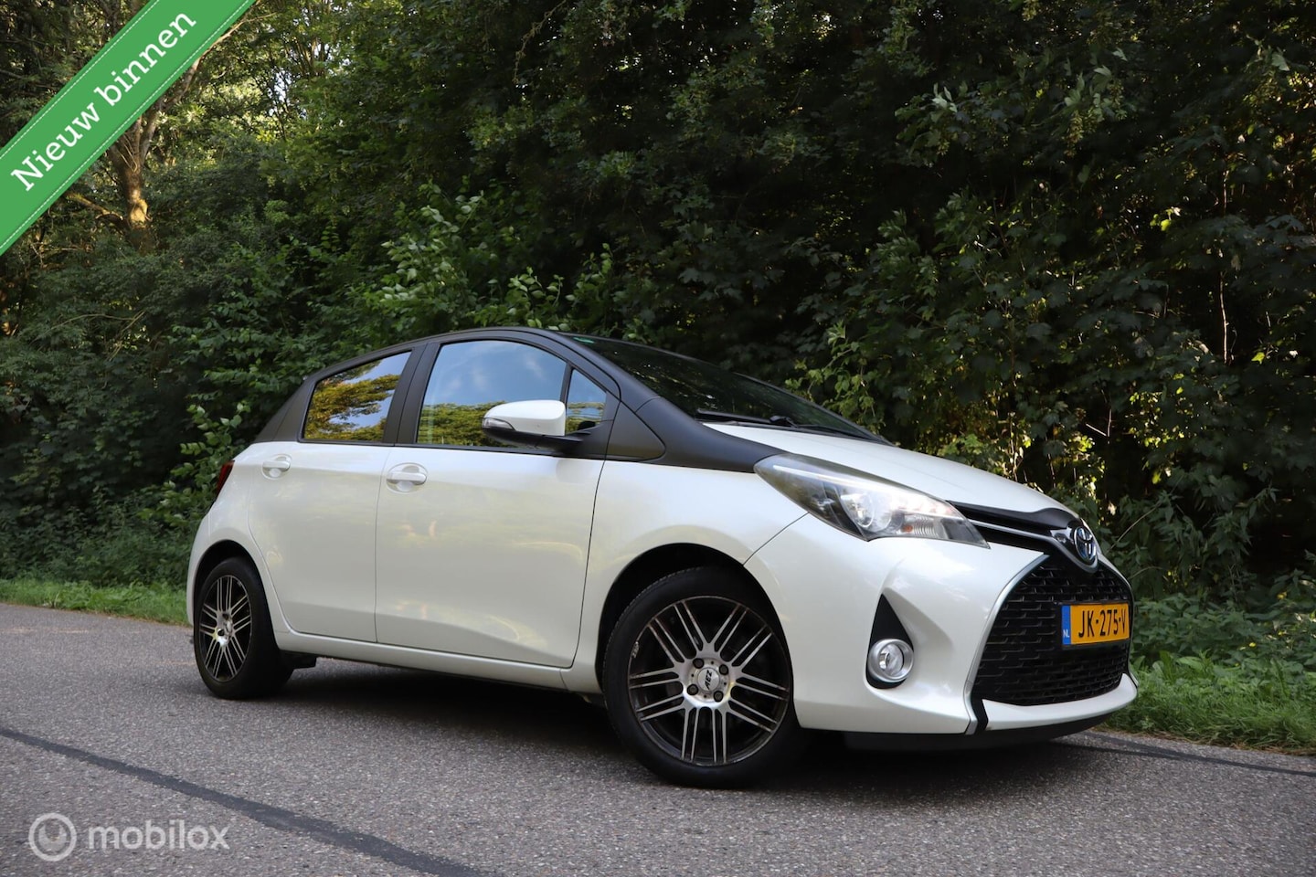 Toyota Yaris - 1.5 Hybrid Dynamic Bi-Tone | Keyless | Camera | - AutoWereld.nl